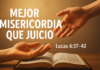 Mejor misericordia que juicio – Reflexión Mejor misericordia que juicio — manos sobre Biblia abierta (Lucas 6:37–42)