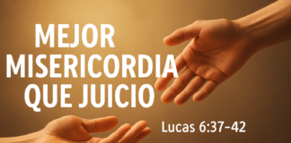 Mejor misericordia que juicio – Reflexión Mejor misericordia que juicio — manos sobre Biblia abierta (Lucas 6:37–42)
