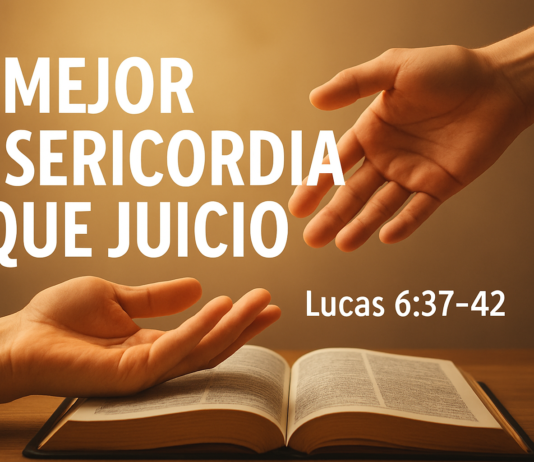 Mejor misericordia que juicio – Reflexión Mejor misericordia que juicio — manos sobre Biblia abierta (Lucas 6:37–42)